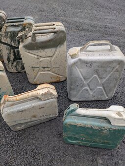 Soubor 11 kusů kanystrů - 5