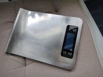 ELEKTRONICKA  DIGITALNI  VAHA - 5