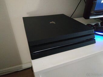 PS4 Pro 1T + dva ovladače + 5 her - 5