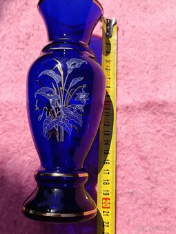 Modrá skleněná váza s květinami - 5