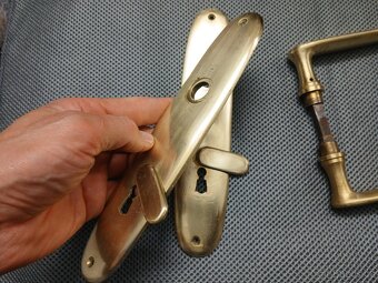 Staré mosazné dveřní kování, 6 párů - 5