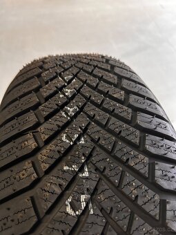 235/60R19 Yokohama BluEarth Winter V906 SUV - 5