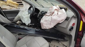 Předám Volvo S40 na díly. - 5