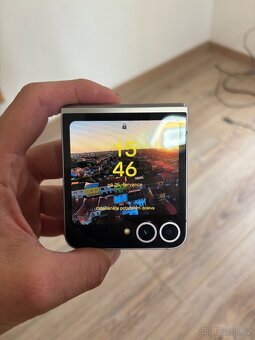Samsung Galaxy Z Flip6 5G 12 GB / 256 GB - šedý - 5