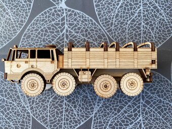 Nový dřevěný model vojenské Tatry 813 8x8 Kolos s přívěsem - 5
