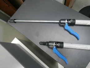 Teleskopická rozpěrná tyč starší za 100 kč. - 5