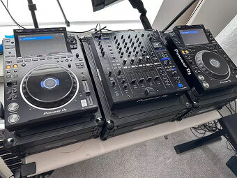 Multiplayer CDJ-3000 DJ s mixážním pultem DJM-A9 a kufry - 5