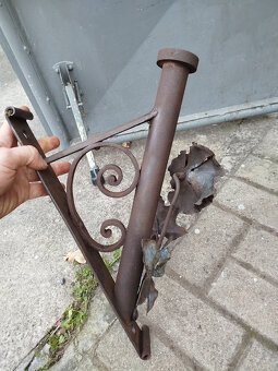 Historický fasádní držák na prapor - 5