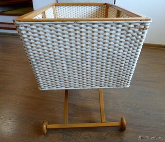 Prodám starožitnou retro pletenou postýlku na kolečkách TOP - 5