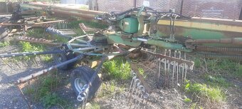 3 rotorové nahrabovač sena - 5