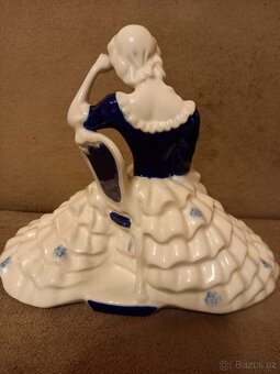 Soska dama s knihou Royal dux - 5
