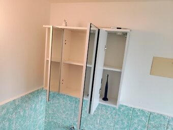 Prodám umyvadlo se skříňkou a zrcadlo - 5