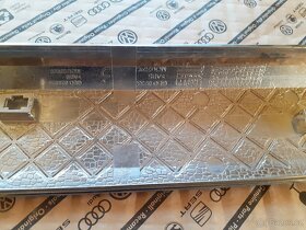 Levá zadní lišta Peugeot 2008 kód 9806404877 - 5