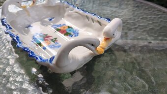 Porcelánový podnos s labutěmi - 5