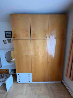 Postel, skříně, toaletní stolek - 5