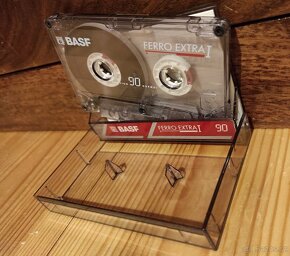 12x sbírková magnetofonová (MC) kazeta v červeném kufříku - 5