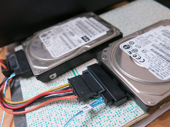 prodám pevné disky Fujitsu 146G SUN SAS 10K rpm 2.5" - 5