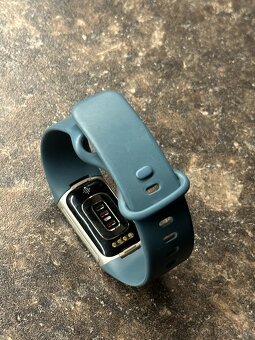 Chytrý náramek Fitbit Charge 5 stříbrný 2 - 5