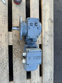 ELEKTROMOTOR S PREVODOVKOU 15 ot/min - 5
