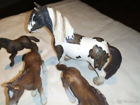 8. Schleich koně Tinkeři + Camarské hříbě - 5