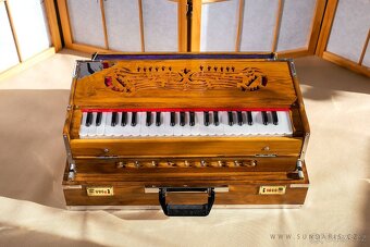 Indické harmonium přenosné 3,5 oktávy skvělý stav - 5
