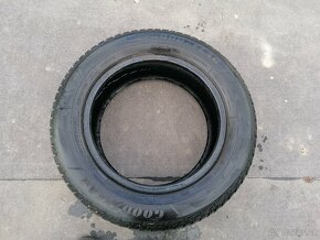 Predám zimná pneu Goodyear performance + 215/60 R16 - 5