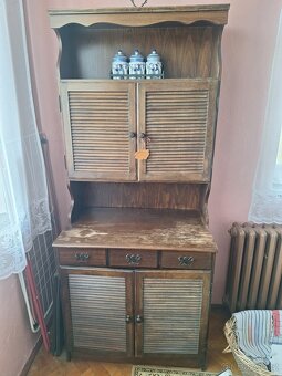 Skříňky, stůl a židle - 5