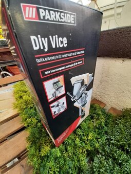 Univerzální svěrák, pohyblivý díky kulovému kloubu nový - 5