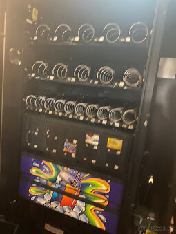 Prodejní Snack automat na chlazené nápoje a snack sortiment - 5