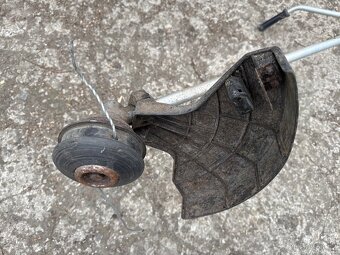 Dva starší křovinořezy. - 5