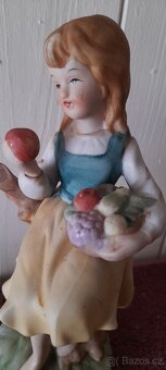 STAROŽITNÁ PORCELÁNOVÁ FIGURKA GIFTCRAFT - DÍVKA S OVOCEM JA - 5