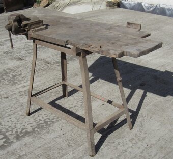 Starý dílenský ponk se svěrákem - 5