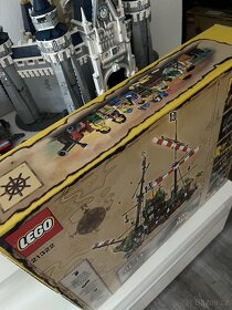 LEGO Ideas 21322 Zátoka pirátů z lodě Barakuda - 5