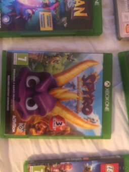 Prodám xbox one minecraft edition+ 9 her a nabiječka - 5