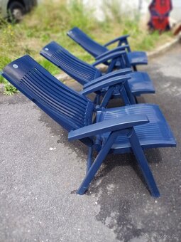 Prodám hezkou zahradní sestavu-stůl + 4 skládací židle - 5