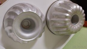 Nádobí: formy na bábovky,kastrol,ešus,smaltované hrnce - 5