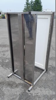 Nerez stůl 150x70x85-90 cm se spodní polici a lemem. - 5