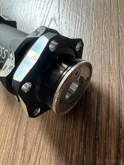 Přední náboj DTSwiss 240S pro vidlici RS1 - 5