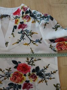 Bílá halenka s květy, dlouhý rukáv - nová, vel. M - 5