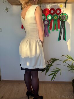 Krémové společenské šaty - 5