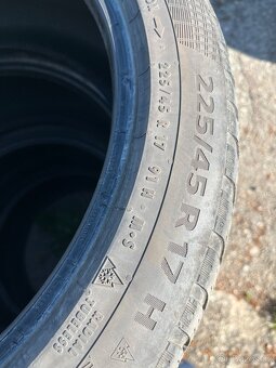 Pneu 225/45/17, R17, 4mm - 5