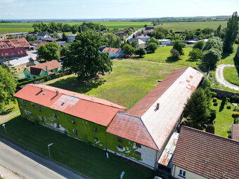 Stavební pozemek 4.945m2 s budovami,30min východně od Prahy - 5