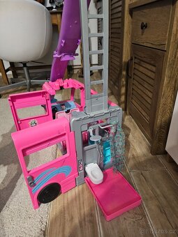 LOL a Barbie caravan - 5