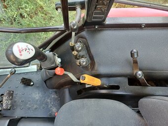 Traktor s čelním nakladačem - 5