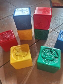 Plastové kostky, pyramida a dřevěné puzzle - 5