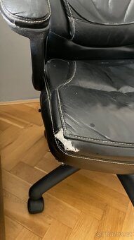 Pracovní stůl bílý a kožená pracovní židle za odvoz - 5