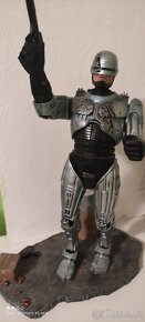 Figurka Robocop battle damaged mcfarlane + dvě knihy - 5