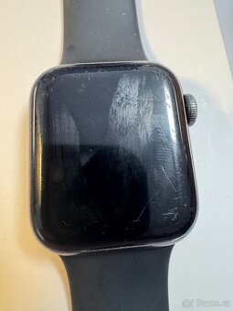Apple Watch SE 44mm kondice baterie 71% poškrábane sklo LCD - 5