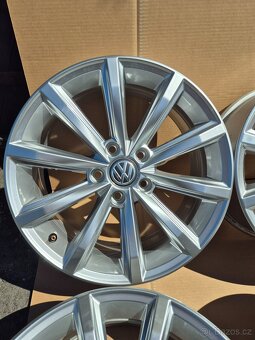 5x112 r17 Vw Passat B8-Model London krásný stav - 5