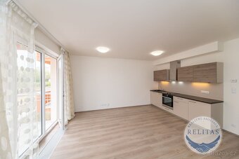 Pronájem nezařízeného bytu 1+kk 34 m² + 6 m² + balkon, Praha - 5